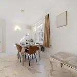 Prime Soho 3-Bedroom Apartment Steps From Piccadilly And Chinatown 3Gh