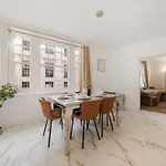 Prime Soho 3-Bedroom Apartment Steps From Piccadilly And Chinatown 3Gh