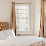 Prime Soho 3-Bedroom Apartment Steps From Piccadilly And Chinatown 3Gh