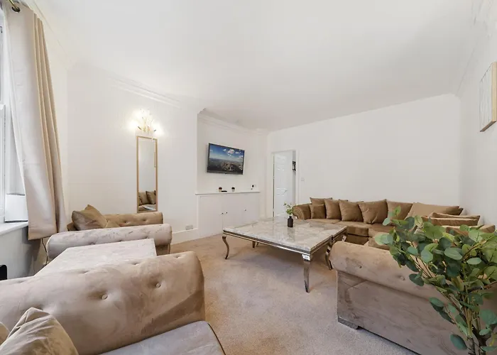 Prime Soho 3-Bedroom Apartment Steps From Piccadilly And Chinatown 3Gh