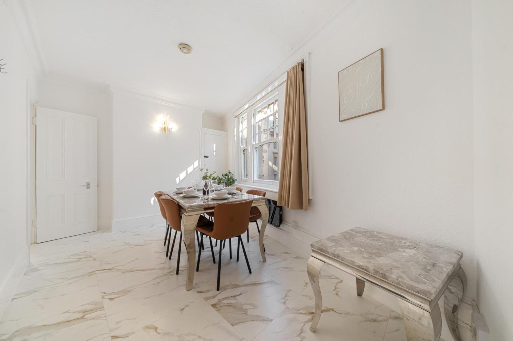 Appartamento Prime Soho 3-bedroom Steps From Piccadilly And Chinatown 3gh Londra