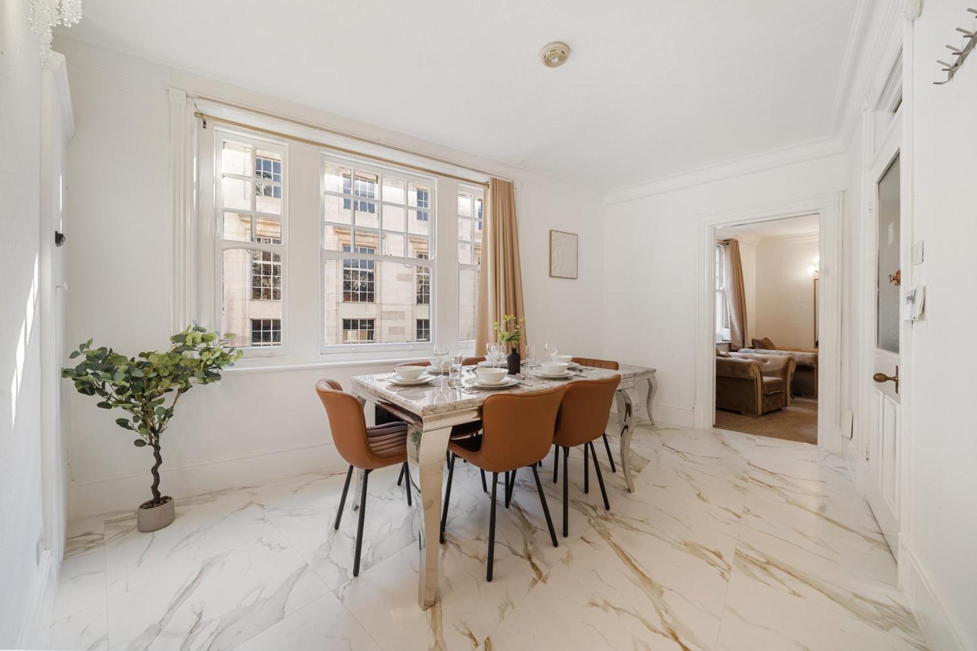 Prime Soho 3-bedroom Steps From Piccadilly And Chinatown 3gh *