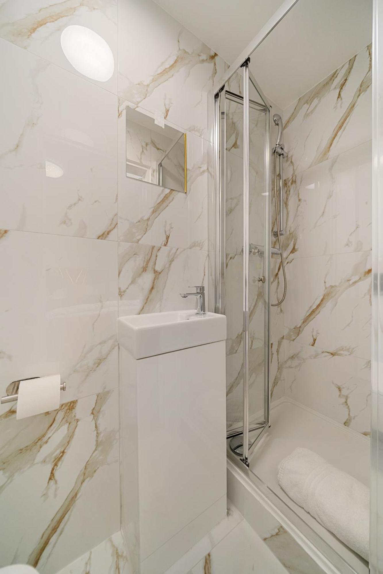 Prime Soho 3-bedroom Steps From Piccadilly And Chinatown 3gh